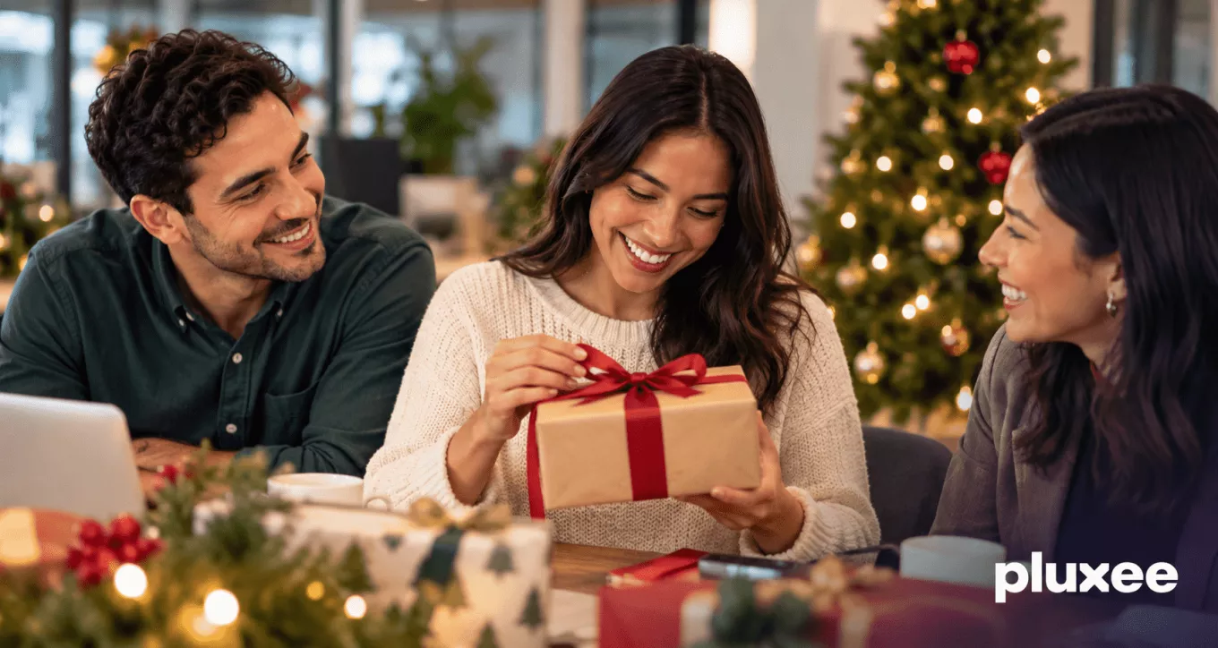 Equipo de trabajo con regalos