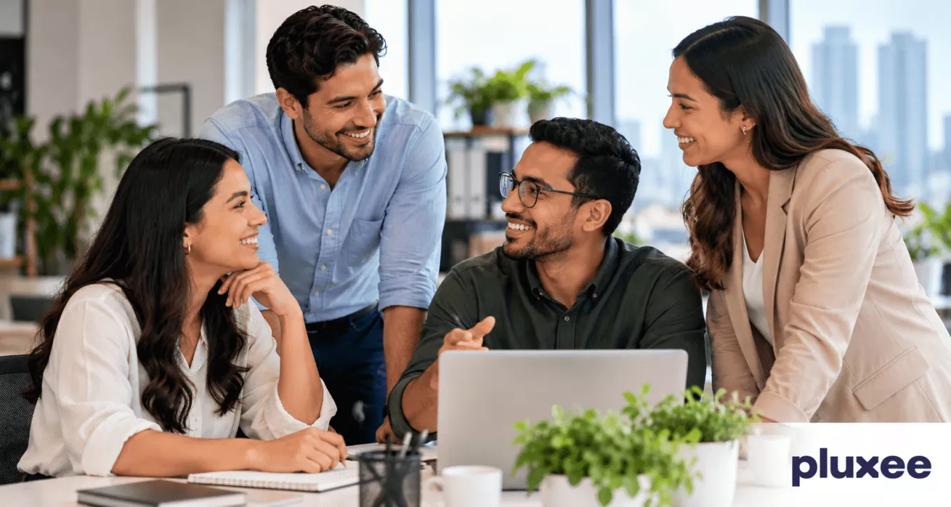 Equipo de trabajo conviviendo 