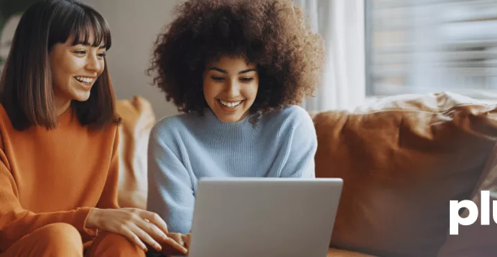 Empleadas se benefician sus prestaciones laborales con Pluxee Digital 