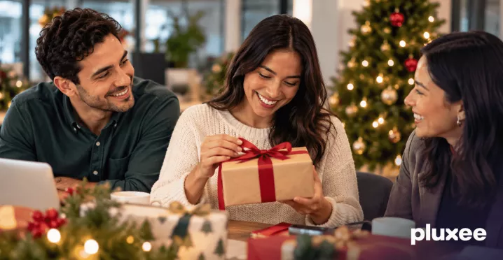 Equipo de trabajo con regalos