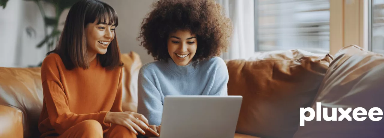 Empleadas se benefician sus prestaciones laborales con Pluxee Digital 