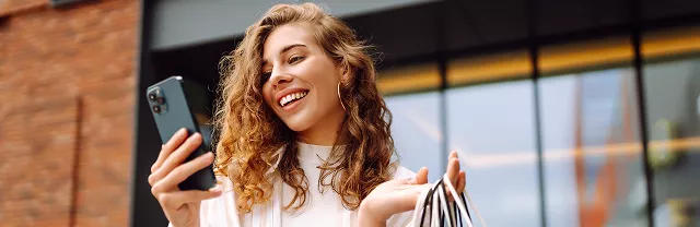 Mujer disfrutando los beneficios de pluxee panama 